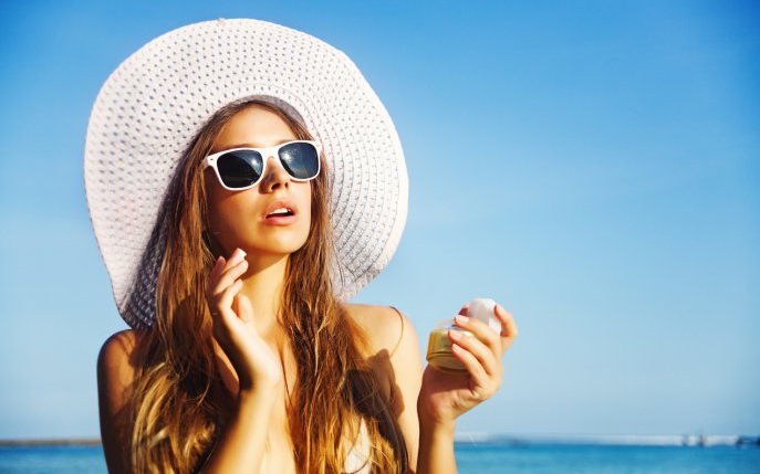 Îngrijirea tenului în vacanță: produsele care nu trebuie să-ți lipsească din bagaj