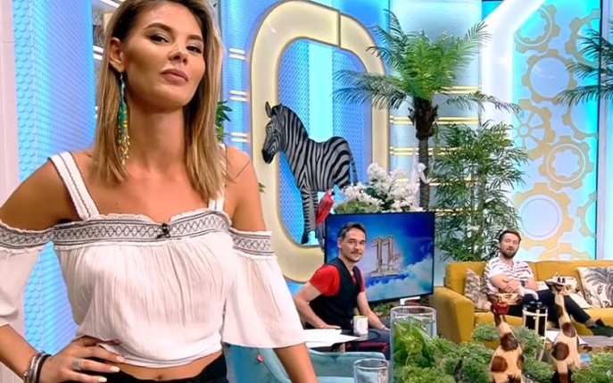 Sexy-vecina de la „Neatza cu Răzvan și Dani”: "Am făcut 2 facultăți și am locuit cu 4 băieți în cameră"