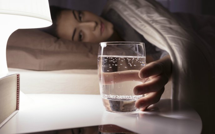Ce se întâmplă dacă bei apă noaptea