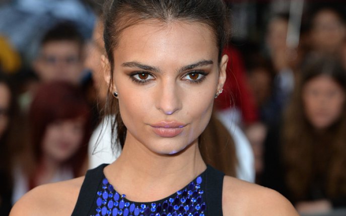 Secretul lui Emily Ratajkowski pentru un machiaj luminos de vara (gata in 5 minute)