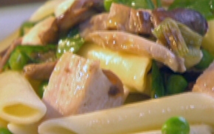 Bucura-te de o specialitate italiana: penne con pollo