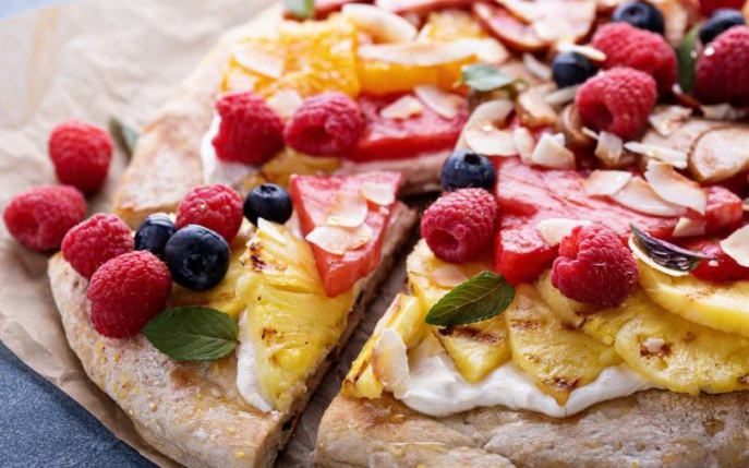 Pizza cu fructe, un desert de vara care te racoreste
