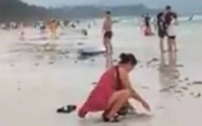 Plajă închisă la mare pentru că o femeie a îngropat excrementele copilului în nisip! VIDEO