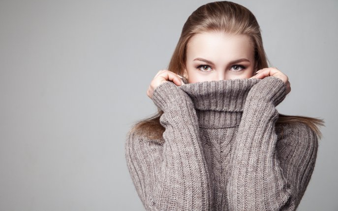 Cum ne îmbrăcăm iarna la birou? 5 idei de ținute cool și călduroase