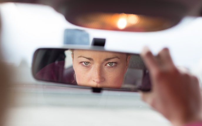 Femeile se uită mai mult în oglinzile retrovizoare decât bărbații. Știți de ce?