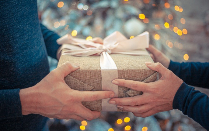 30 de idei de cadouri pentru iubit de Ziua Îndrăgostiților. Ce să îi oferi în 2020