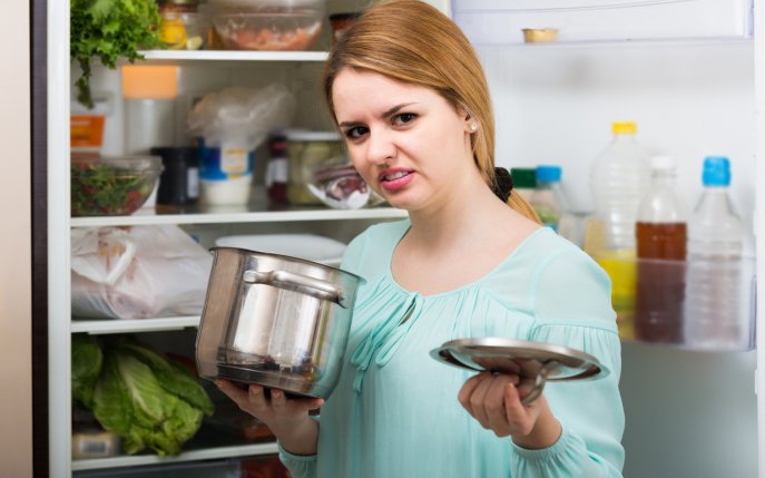 De ce nu este sănătos să pui capacul invers la cratiță, când o depozitezi în frigider