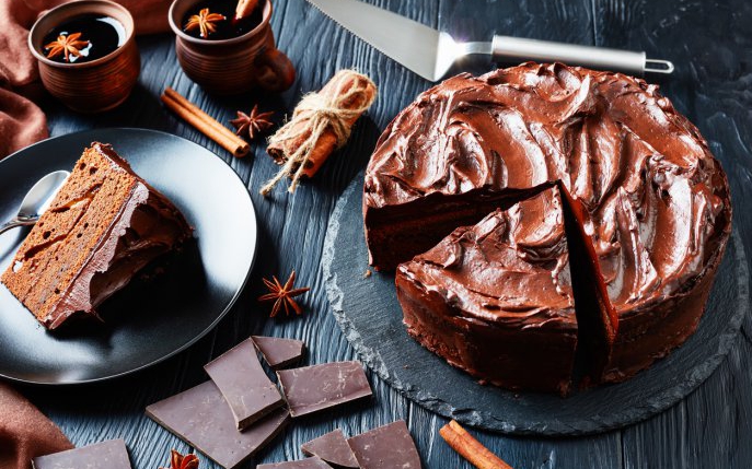 Cea mai bună reţetă vegană: tort cu scorţişoară și ganache de ciocolată neagră