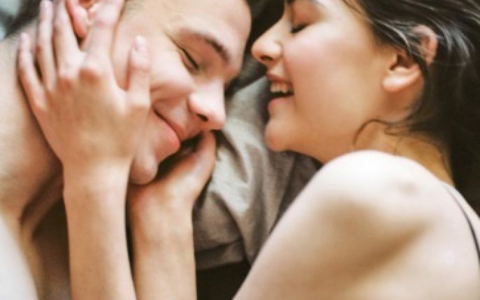 10 lucruri pe care cuplurile cu adevărat fericite le fac înainte de culcare