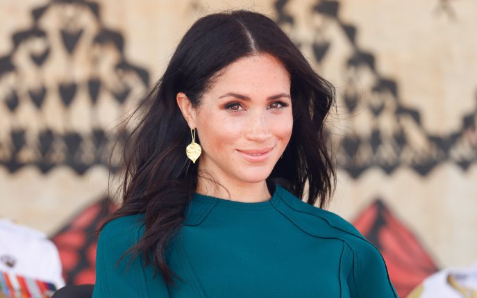 Pandantivul cu care Meghan Markle i-a impresionat pe supușii Reginei. Ce mesaj emoționant ascunde acesta