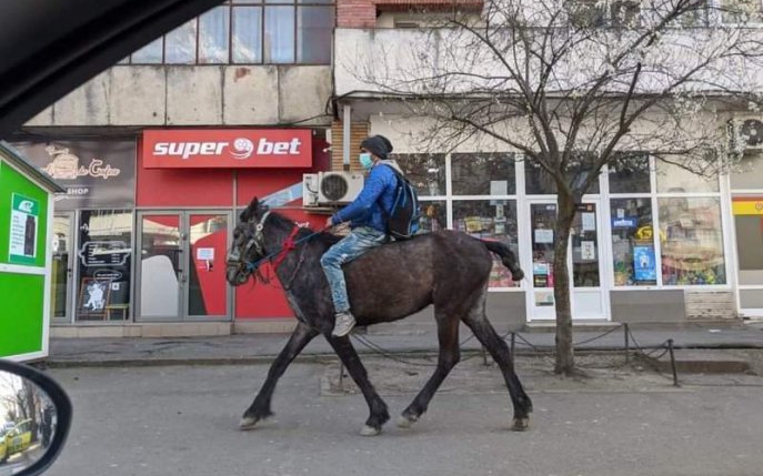 Aventurile unui bărbat din Iași! A venit pe cal, de la sat, pentru că nu circula niciun autobuz și îi născuse soția