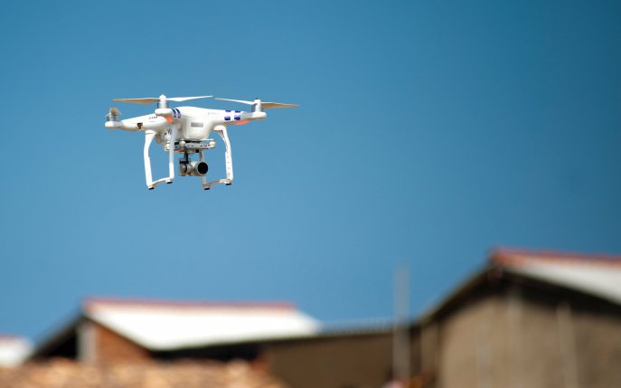 Un oraș din România este monitorizat cu drone ce verifică dacă oamenii respectă izolarea
