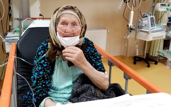 Gestul impresionant al unei bunicuțe din Suceava: și-a cusut singură masca pentru a putea veni la spital