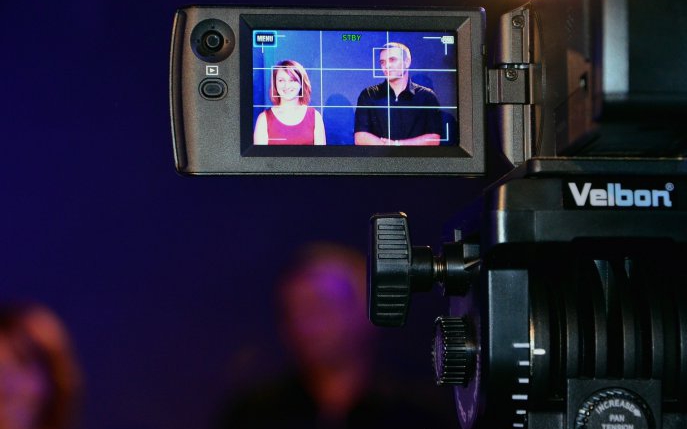 Un jurnalist a apărut în direct la cravată și sacou, dar ce a arătat în jos... Producătorii nu și-au dat seama că se va vedea!