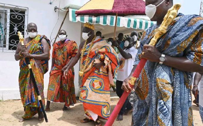 Un rege din Coasta de Fildeș a făcut o ceremonie de exorcizare a COVID-19. Ce incantații a spus