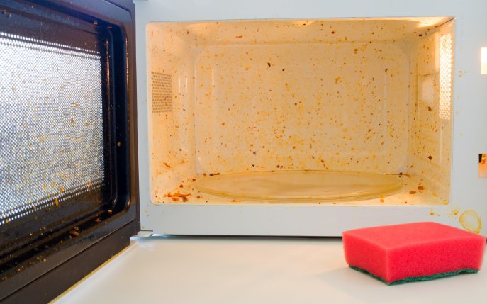 Cum cureți, dezinfectezi și scoți mirosurile neplăcute din cuptorul cu microunde, fără produse toxice