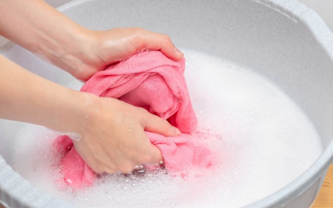 Cum să speli corect de mână hainele, ca să le prelungești viața