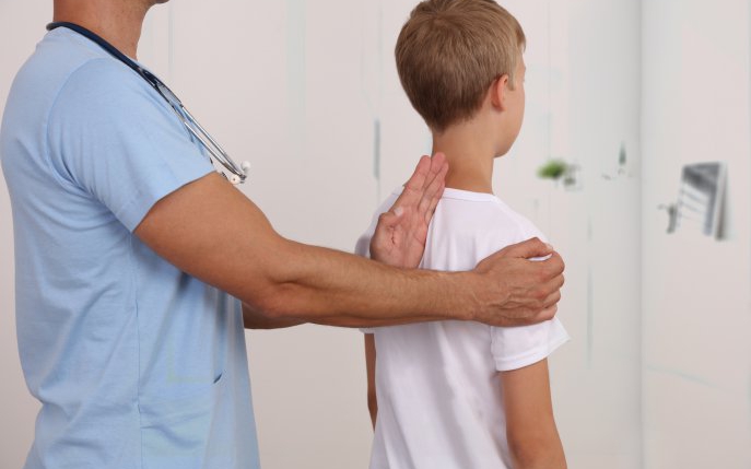 Avertismentul îngrijorător al unui ortoped pediatru: "O atitudine vicioasă poate duce la deformarea permanentă a coloanei vertebrale a copilului"