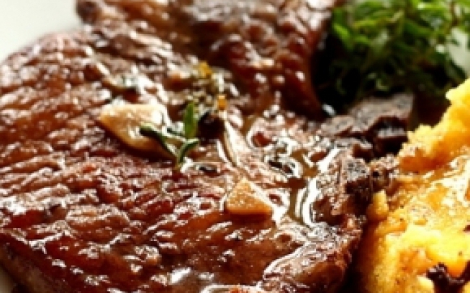 Cotlete de porc in sos de vin rosu