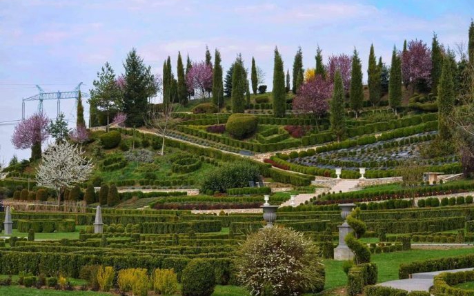 Pe Valea Mureșului se află un loc supranumit "Raiul pe Pământ". Cum arată cea mai frumoasă grădină privată din România!