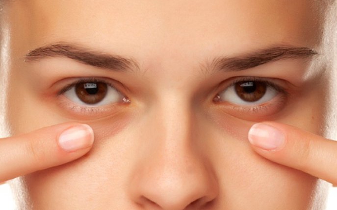 3 trucuri eficiente pentru a scăpa de ochii umflați
