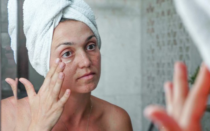10 lucruri pe care le faci când folosești crema de ochi și care fac mai mult rău decât bine