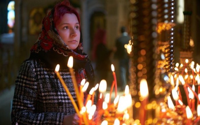 De ce femeile creștin-ortodoxe trebuie să își acopere capul în biserică