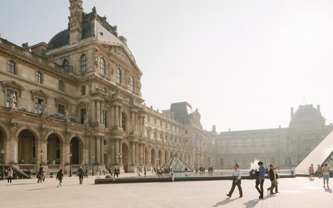 Cum să te îmbraci ca Emily in Paris, serialul de succes de pe Netflix