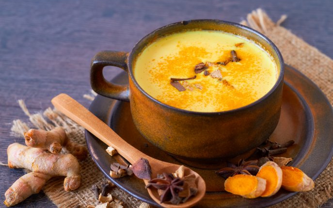 Bilute energizante Turmeric Latte: Antiinflamatorul rapid si delicios, gata in 15 minute