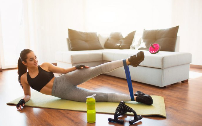 12 exerciții fizice pe care oricine le poate încerca acasă