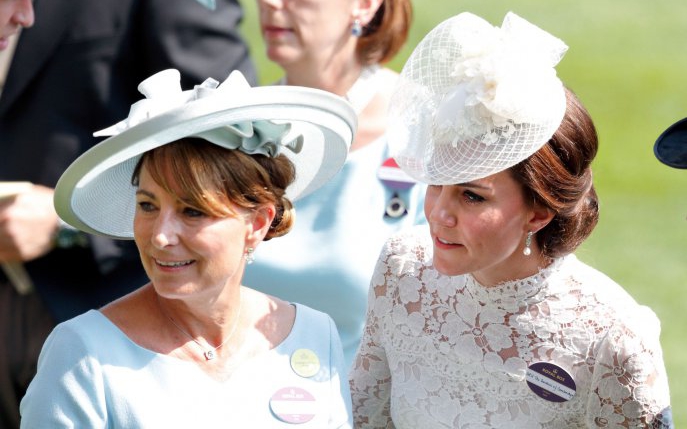 Cum arată mama lui Kate Middleton. Carole, "soacra regală" este de o frumusețe și o finețe rar întâlnite