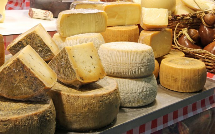 Specialiștii avertizează: greșeala pe care o fac frecvent toți românii atunci când consumă brânzeturi