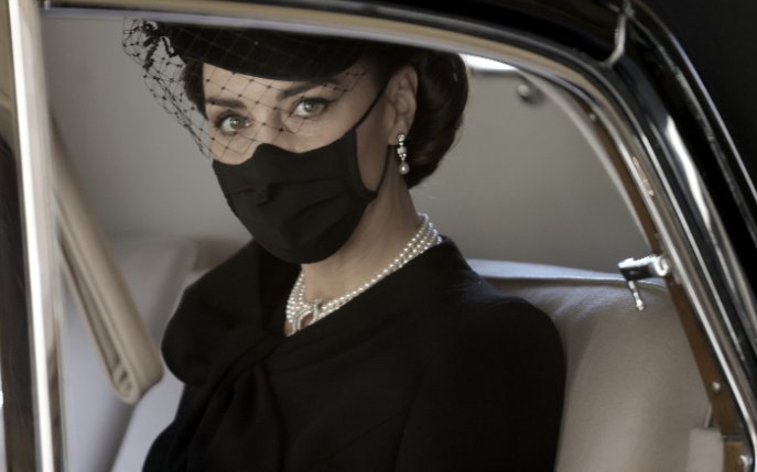 Tributul discret adus de Kate Middleton reginei Elisabeta a II-a, prințesei Diana și prințului Philip, la funeraliile acestuia