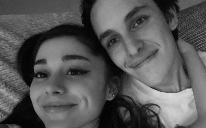 Ariana Grande s-a măritat în secret, după doar un an de relaţie, cu Dalton Gomez