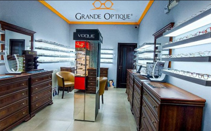 Lentile de contact vs ochelari de vedere. Ambele variante pot fi găsite la Grande Optique
