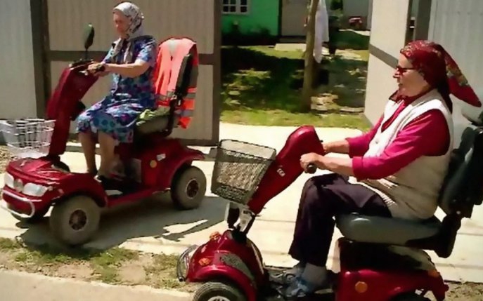 România rurală: Toaletele sunt încă în curte, dar bunicuțele se plimbă cu triciclete electrice