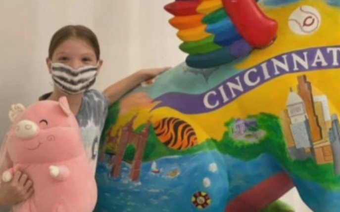 Afecțiunea rară de care suferă îi dă dureri precum cele ale nașterii în picior. Ce face fetița ca să strânga bani de tratament