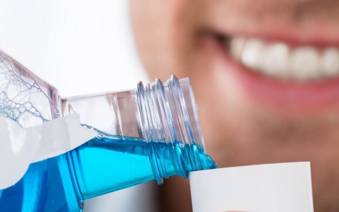 Ce ar trebui sa stii despre apa de gura cu clorhexidina – cand, cum si la ce foloseste?