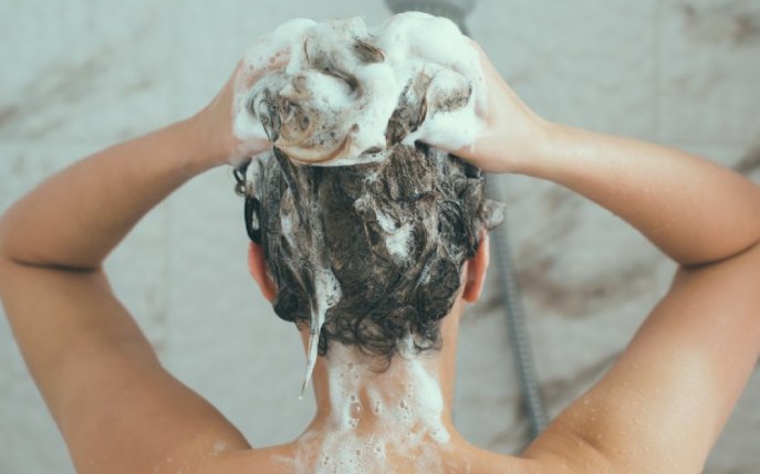 Ce ți se poate întâmpla dacă te speli pe păr zilnic