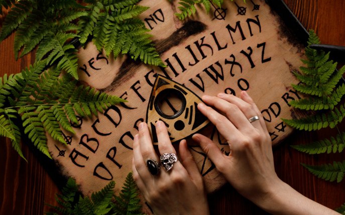 Tabla Ouija: cum a apărut jocul și care sunt regulile sale