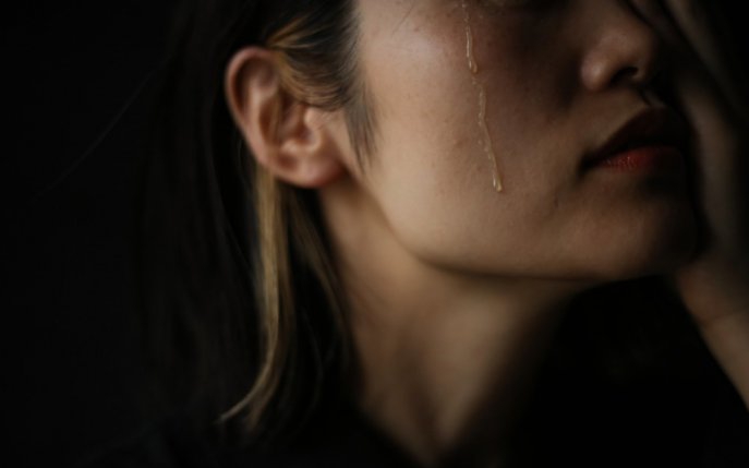În loc să-ți ștergi lacrimile de pe obraji, șterge-i din viața ta pe cei care le-au provocat