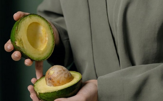 Nu îl mai arunca niciodată! Beneficiile fantastice ale sâmburelui de avocado