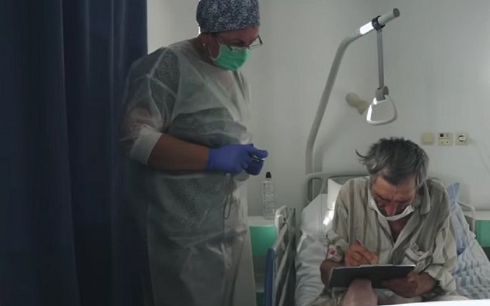 Ei sunt „cei mai săraci dintre cei săraci”. Cum arată o zi de iarnă pentru oamenii străzii