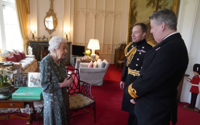 Regina Elisabeta a II-a, apariție îngrijorătoare, în baston: "Ei bine, după cum vedeți, nu mă pot mișca"