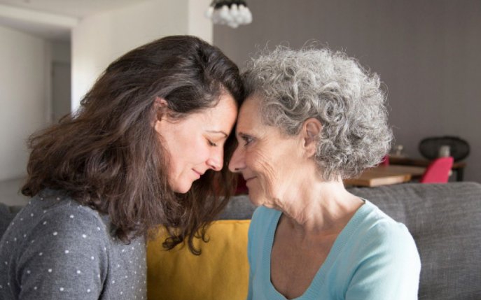 15 moduri simple și tandre prin care să îți faci mama fericită