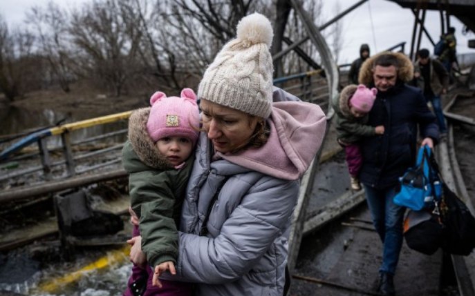 "Mama nu mă crede că orașul meu este bombardat" - prin ce coșmar trec tinerii ucraineni cu rude în Rusia