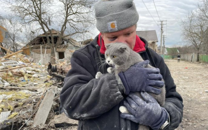 Definiția durerii: Igor își îmbrățișează pisica, singurul suflet rămas în viață, după ce cinci membri ai familiei au pierit tragic