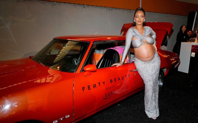 Rihanna a renunțat la haine în sarcină. Cum alege vedeta să-și etaleze burtica de gravidă
