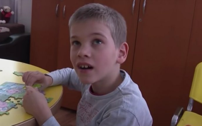 De ce nu poate fi adoptat Sașa, micuțul orfan ucrainean refugiat la Băicoi