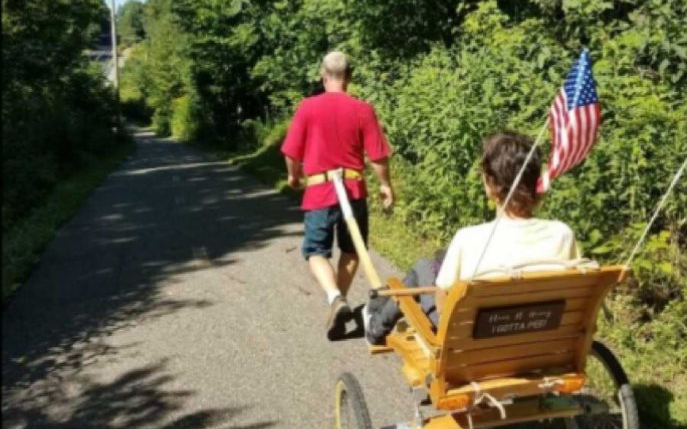 Iubirea nu cunoaște limite. Un bărbat a construit o ricșă pentru soția invalidă, pentru a se putea plimba împreună